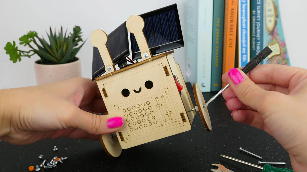 Eco Bot Solar Powered Robot - Image 2