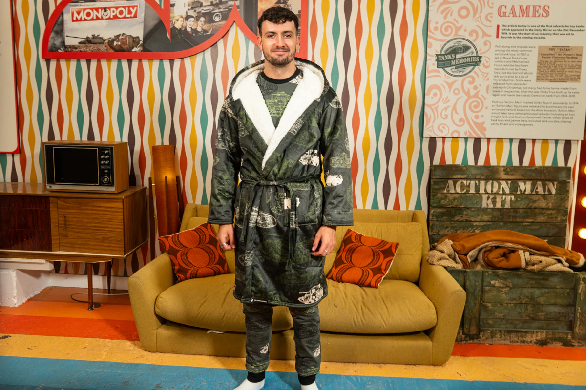 Tank Outline Fleece Dressing Gown - Image 2