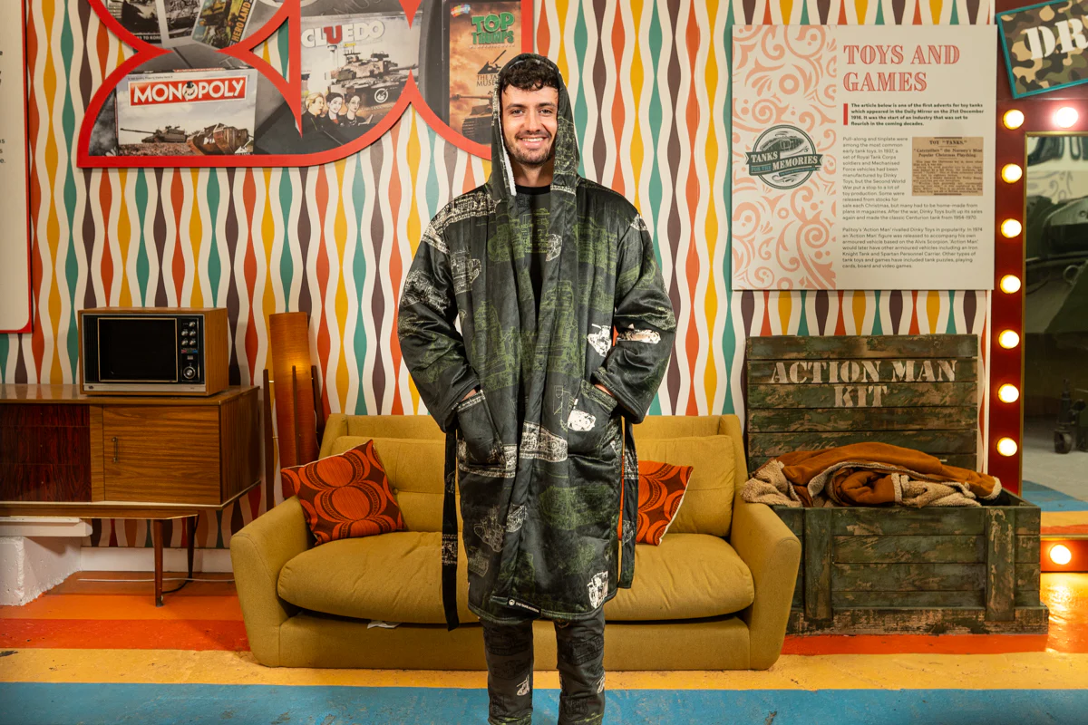 Tank Outline Fleece Dressing Gown - Image 4
